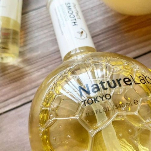NatureLab Tokyo Perfect Smooth Shampoo Glotnumo suteikiantis šampūnas 340ml