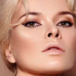 SLA Paris Fix Up Compact Powder Bespalvė kompaktinė pudra 4g